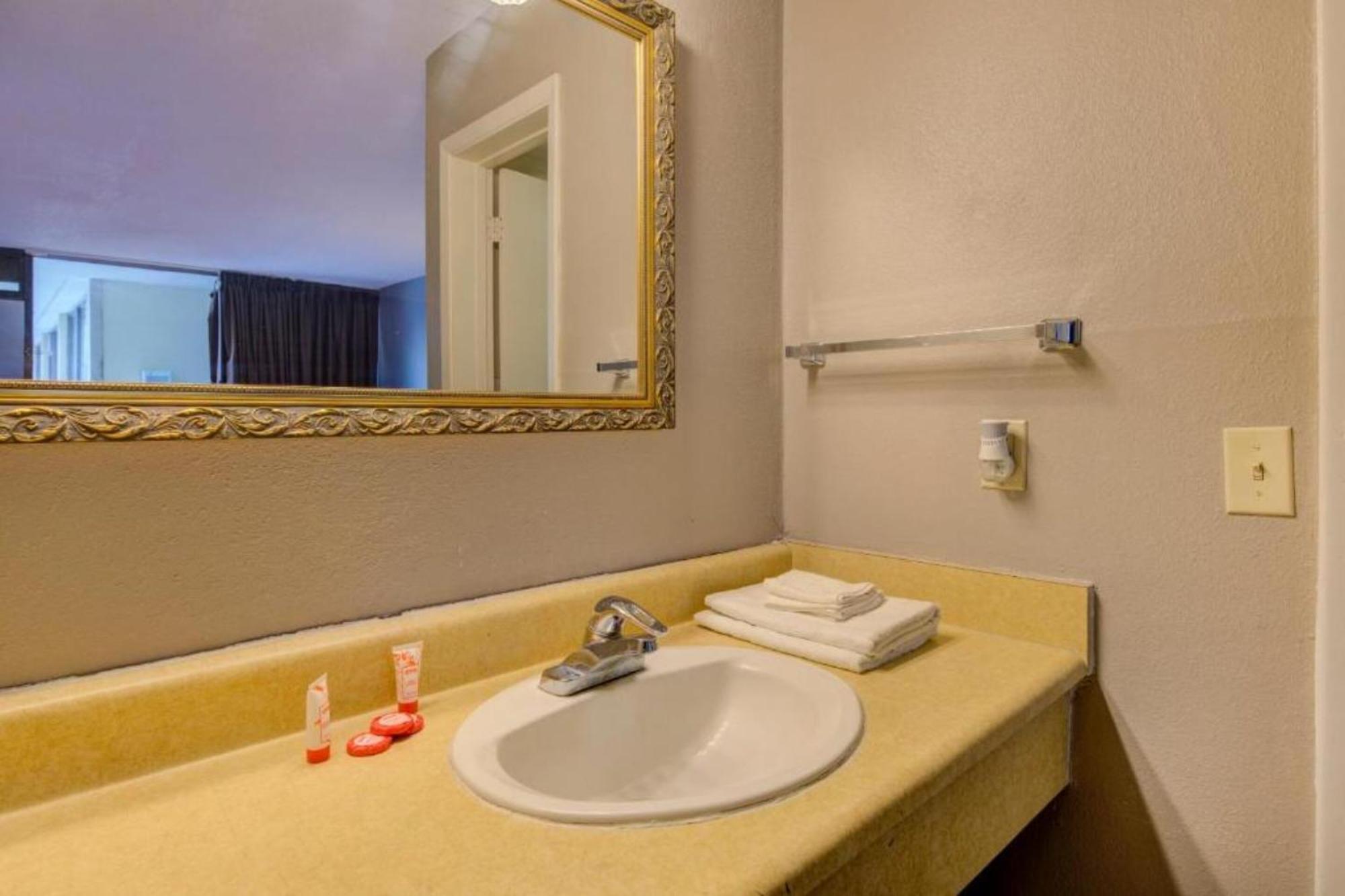 Oyo Hotel Douglas Ga Us-441 Eksteriør billede